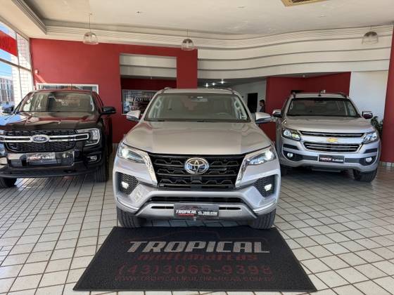 TOYOTA HILUX SW4 2.8 D-4D TURBO DIESEL SRX 7L 4X4 AUTOMÁTICO